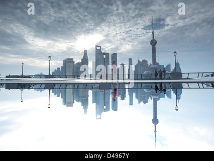 Shanghai Morgen, Leute, die auf den Bund mit Spiegelbild im Wasser Stockfoto