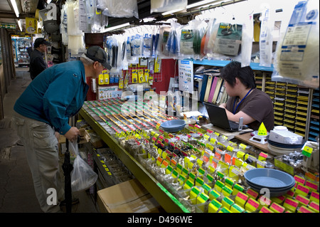 Elektrische Teile Händler Geschäfte in der Unterhaltungselektronik Bezirk Akihabara, Tokyo vertreibt elektrische Bauteile und Geräte. Stockfoto