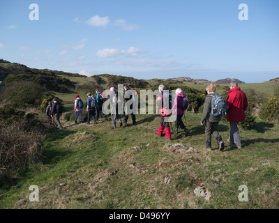 Insel von Anglesey North Wales März Gruppe der Wanderer auf einer Ynys Mon Ramblers Gruppe Fuß Stockfoto