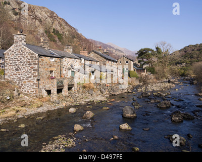 Rückansicht des riverside Reihenhäuser am Ufer in der Nähe von Afon Glaslyn Fluss in Snowdonia. Beddgelert Gwynedd Nordwales UK Stockfoto