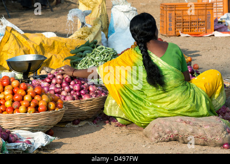 Indische Straße Gemüsemarkt in Puttaparthi, Andhra Pradesh, Indien Stockfoto