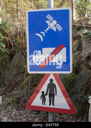 Schild Warnung lkw-fahrer nicht Satellitennavigation auf schmalen Feldweg ungeeignet für schwere Nutzfahrzeuge Zugang zu verwenden. Großbritannien Stockfoto