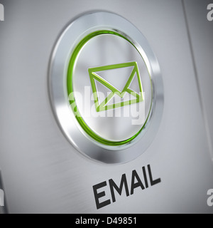 e-Mail-Symbol auf einem Metallknopf, grüne Farbe und Licht, e-Mail-Konzept Stockfoto