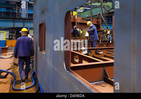 Papenburg, Deutschland, Meyer Werft GmbH, ein Mitarbeiter der Meyer Werft Werft in den Hallen Stockfoto