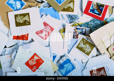 Mischung aus gebrauchten Briefmarken Stockfoto