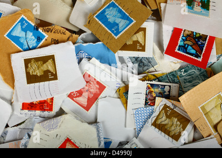 Mischung aus gebrauchten Briefmarken Stockfoto