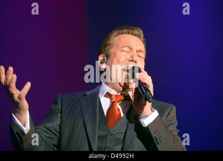 Deutscher Sänger Roland Kaiser führt während seiner aktuellen "Affaeren" (Angelegenheiten) Tour auf der Bühne in Schwerin, Deutschland, 8. März 2013. 60 - Jahre alten Kaiser ist zurück auf der Bühne nach Erhalt einer Lungentransplantation im Jahr 2010. Foto: Jens Büttner Stockfoto