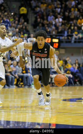 6. März 2013 steigen - Berkeley, CA, USA - 6. März 2013 während der NCAA Männer Basketball-Spiel zwischen Stanford Universität Carinal Vs California Golden Bears, 24 F Josh Huestis von Stanford Pass Cal 23 Allen Crabbe an Hass Pavillon Berkeley Calif Stockfoto