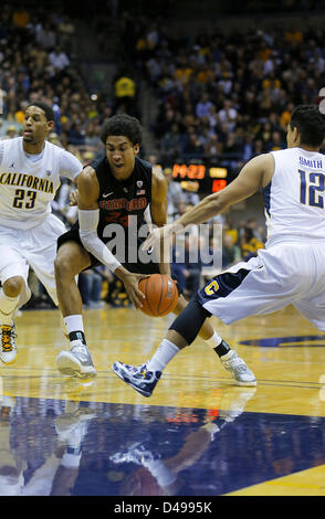 6. März 2013 - Berkeley, CA, USA - 6. März 2013 während der NCAA Männer Basketball-Spiel zwischen Stanford Universität Carinal Vs California Golden Bears, 24 F Josh Huestis von Stanford einfahren zwischen Cal Players23 Allen Crabbe und 12 Brandon Smith auf den Reifen auf einem lag bis auf Hass Pavillon Berkeley Calif Stockfoto