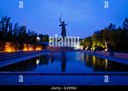 Der Mamajew (Motherland Anrufe) Denkmal in Wolgograd, Russland, in der Nacht Stockfoto