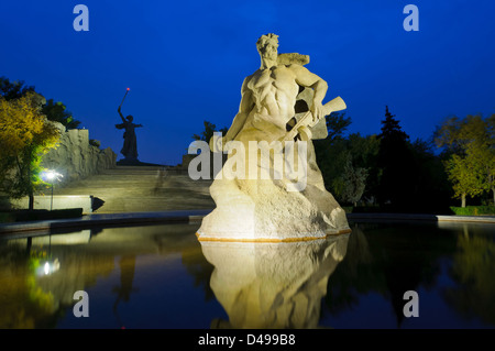 Der Mamajew (Motherland Anrufe) Denkmal in Wolgograd, Russland, in der Nacht Stockfoto