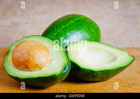 Reife Bio-Avocados auf einem hölzernen Hintergrund Stockfoto