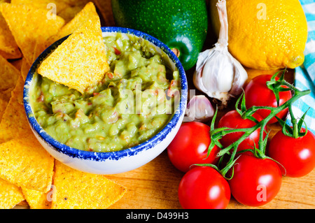 Zutaten für Avocado Guacamole mit Tortilla-chips Stockfoto