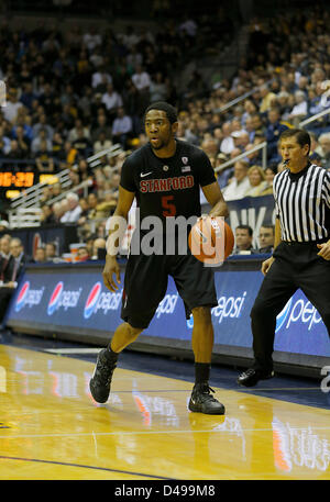 6. März 2013 - Berkeley, CA, USA - 6. März 2013 während der NCAA Männer Basketball-Spiel zwischen Stanford Universität Carinal Vs California Golden Bears, 5 G Chasson Randle von Stanford an Hass Pavillon Berkeley Calif Stockfoto