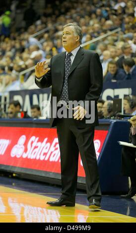 6. März 2013 - Berkeley, CA, USA - 6. März 2013 während der NCAA Männer Basketball Spiel zwischen Stanford Universität Carinal Vs California Golden Bears, Cal Head Coach Mike Montgomery in Hass Pavillon Berkeley Calif Stockfoto