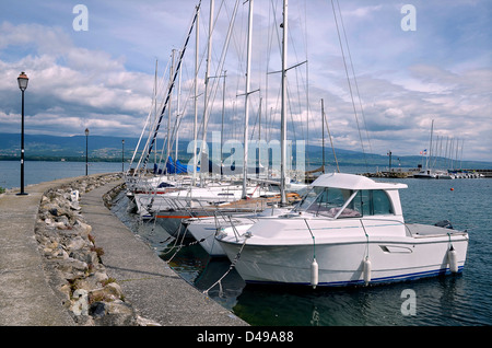 Boote in den Hafen von Nernier, Gemeinde im Département Haute-Savoie in der Region Rhône-Alpes im Südosten Frankreichs. Stockfoto