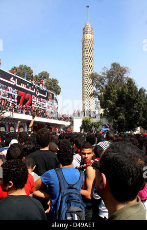 Kairo, Ägypten. 8. März 2013.  Ägyptische Fußball-Fans von Al-Ahly Club feiern vor ihrem Clublokal in Kairo. Eine ägyptische Gericht bestätigte Todesurteile gegen 21 Personen für ihre Rolle in eine tödliche 2012 Fußball-Aufstand, der mehr als 70 Menschen in der Stadt Port Said getötet. Banner im Hintergrund zeigt einige Bilder von den Opfern mit Arabisch, die liest, '' Wir werden dich nie vergessen (Bild Kredit: Kredit: Tareq Gabas/APA Images/ZUMAPRESS.com/Alamy Live News) Stockfoto