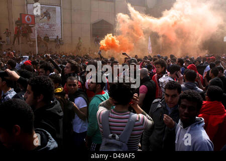Kairo, Ägypten. 8. März 2013.  Ägyptische Fußball-Fans von Al-Ahly Club feiern vor ihrem Clublokal in Kairo. Eine ägyptische Gericht bestätigte Todesurteile gegen 21 Personen für ihre Rolle in eine tödliche 2012 Fußball-Aufstand, der mehr als 70 Menschen in der Stadt Port Said getötet. Banner im Hintergrund zeigt einige Bilder von den Opfern mit Arabisch, die liest, '' Wir werden dich nie vergessen (Bild Kredit: Kredit: Tareq Gabas/APA Images/ZUMAPRESS.com/Alamy Live News) Stockfoto