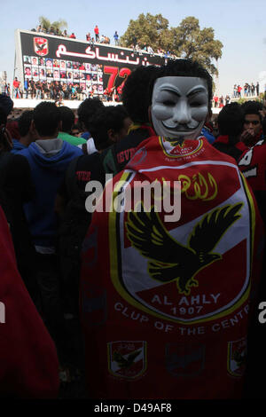 Kairo, Ägypten. 8. März 2013.  Ägyptische Fußball-Fans von Al-Ahly Club feiern vor ihrem Clublokal in Kairo. Eine ägyptische Gericht bestätigte Todesurteile gegen 21 Personen für ihre Rolle in eine tödliche 2012 Fußball-Aufstand, der mehr als 70 Menschen in der Stadt Port Said getötet. Banner im Hintergrund zeigt einige Bilder von den Opfern mit Arabisch, die liest, '' Wir werden dich nie vergessen (Bild Kredit: Kredit: Tareq Gabas/APA Images/ZUMAPRESS.com/Alamy Live News) Stockfoto