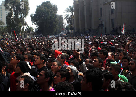 Kairo, Ägypten. 8. März 2013.  Ägyptische Fußball-Fans von Al-Ahly Club feiern vor ihrem Clublokal in Kairo. Eine ägyptische Gericht bestätigte Todesurteile gegen 21 Personen für ihre Rolle in eine tödliche 2012 Fußball-Aufstand, der mehr als 70 Menschen in der Stadt Port Said getötet. Banner im Hintergrund zeigt einige Bilder von den Opfern mit Arabisch, die liest, '' Wir werden dich nie vergessen (Bild Kredit: Kredit: Tareq Gabas/APA Images/ZUMAPRESS.com/Alamy Live News) Stockfoto