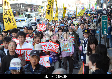 Kyoto, Japan. 9. März 2013. Demonstranten marschieren durch Kyoto gegen den Neustart der Atomkraftwerke des Landes. Der Protest kommt zwei Tage vor dem zweiten Jahrestag der Atomkatastrophe von Fukushima. Bildnachweis: Trevor Mogg / Alamy Live News Stockfoto