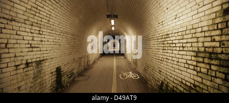 Fußgänger und Cycle Route Tunnel unter Eisenbahnlinien, Leeman Road, York, North Yorkshire, Vereinigtes Königreich. Stockfoto