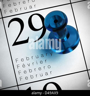 Kalender, wo es mit einem blauen Reißzwecke am 29. Februar geschrieben hat Stockfoto