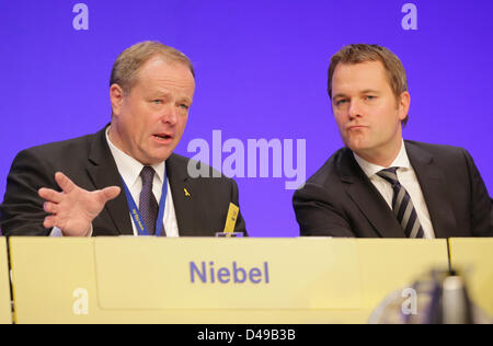 Bundesminister für wirtschaftliche Zusammenarbeit und Entwicklung Dirk Niebel (L) spricht, deutscher Minister für Gesundheit Daniel Bahr bei der Bundes-Parteitag der FDP in Berlin, Deutschland, 9. März 2003. Foto: Michael Kappeler Stockfoto