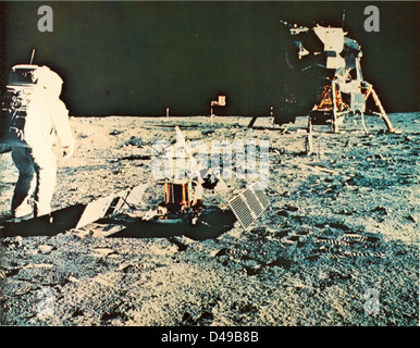 Apollo 11 Astronaut Buzz Aldrin steht während der historischen ersten bemannten Mondlandung am 20. Juli 1969 auf dem Mond. Sein Spaziergang markierte einen Meilenstein in der Erforschung des menschlichen Weltraums. Stockfoto