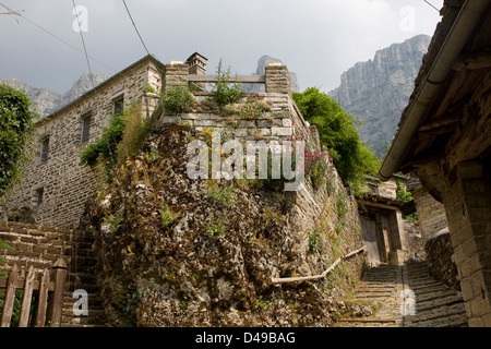 Der Berg Dorf von Mikro Papingo, mit der fast Verical Wand der Astraka Berg als Hintergrund; Zagorohoria, Epirus. Stockfoto