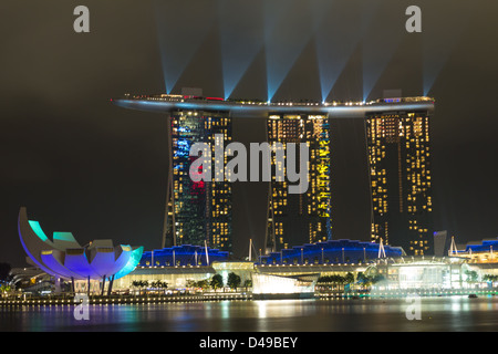 Marina Bay in Singapur, 20. Februar 2012, Laser show im Marina Bay Sands resort Stockfoto