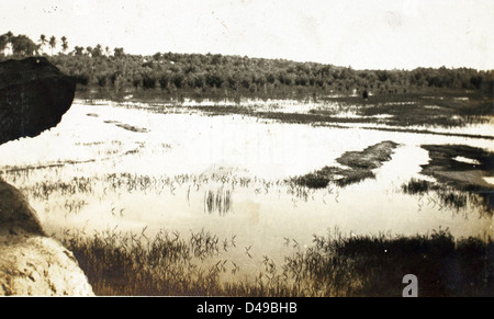 Dieses Bild von Edwin Newman zeigt die ruhige und dennoch raue Umgebung des Nahen Ostens, in der RAF-Operationen durchgeführt wurden. Die ruhigen Gewässer stehen im Gegensatz zu den militärischen Aktivitäten, die während des Konflikts in der Region stattfanden. Sie spiegelt die Vielseitigkeit der Umgebung wider, in der die Royal Air Force operierte. Stockfoto