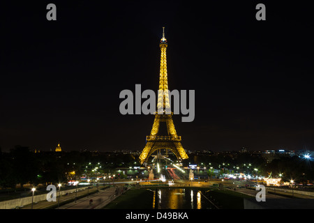 Mars-Feld in Paris, Frankreich, 13. September 2012, Eiffelturm mit Licht in der Nacht Stockfoto