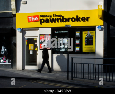 Mann zu Fuß vorbei an der Geld Shop Pfandleiher in Leeds, West Yorkshire, England uk Stockfoto