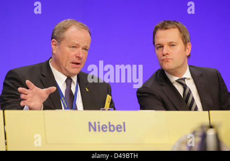 Bundesminister für wirtschaftliche Zusammenarbeit und Entwicklung Dirk Niebel (L) spricht, deutscher Minister für Gesundheit Daniel Bahr bei der Bundes-Parteitag der FDP in Berlin, Deutschland, 9. März 2013. Foto: Michael Kappeler Stockfoto