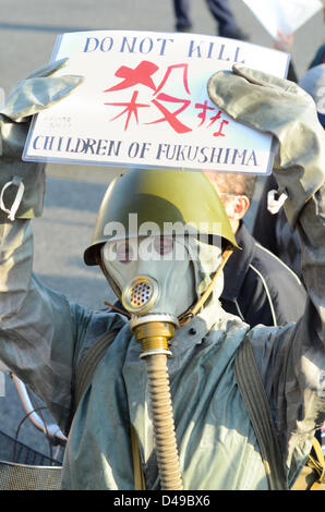 Kyoto, Japan. 9. März 2013. Demonstranten marschieren durch Kyoto gegen den Neustart der Atomkraftwerke des Landes. Der Protest kommt zwei Tage vor dem zweiten Jahrestag der Atomkatastrophe von Fukushima. Bildnachweis: Trevor Mogg / Alamy Live News Stockfoto