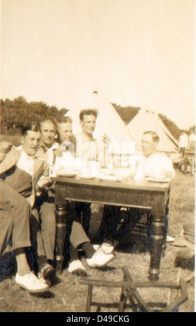 Dieses Bild zeigt Personal der Royal Air Force während eines Einsatzes im Irak, der von Edwin Newman gefangen genommen wurde. Zu den gezeigten Personen gehören S/M Greener, Tommy Graham und S/M Bartlett. Das Foto zeigt RAF-Operationen im Nahen Osten während einer Zeit militärischer Einsätze. Stockfoto