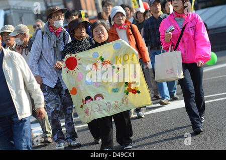 Kyoto, Japan. 9. März 2013. Demonstranten marschieren durch Kyoto gegen den Neustart der Atomkraftwerke des Landes. Der Protest kommt zwei Tage vor dem zweiten Jahrestag der Atomkatastrophe von Fukushima. Bildnachweis: Trevor Mogg / Alamy Live News Stockfoto