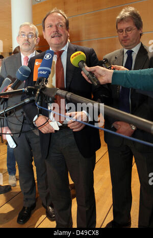 Chef-Unterhändler des deutschen Vereins der öffentlich Bediensteten (DBB) Willi Russ (L-R), Vorsitzender des Verdi Frank Bsirske und Sachsen-Anhalt Minister für Finanzen und Chefunterhändler für die Bundesländer Jens Bullerjahn präsentieren die Ergebnisse der abgeschlossenen Gespräche Zahlen auf einer Pressekonferenz in Potsdam, Deutschland, 9. März 2013. Staatsbedienstete erhalten eine Gehaltserhöhung um 5,6 Prozent mehr als zwei Jahren, die Frage der Bezahlung für Lehrer, jedoch blieb ungelöst. Foto: NESTOR BACHMANN Stockfoto