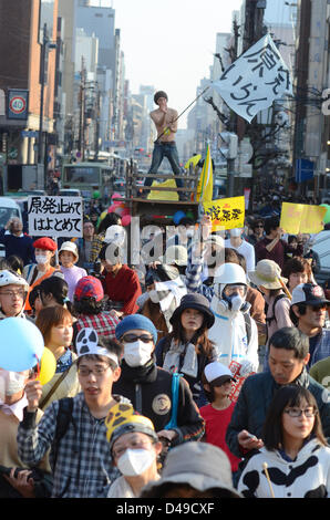 Kyoto, Japan. 9. März 2013. Demonstranten marschieren durch Kyoto gegen den Neustart der Atomkraftwerke des Landes. Der Protest kommt zwei Tage vor dem zweiten Jahrestag der Atomkatastrophe von Fukushima. Bildnachweis: Trevor Mogg / Alamy Live News Stockfoto