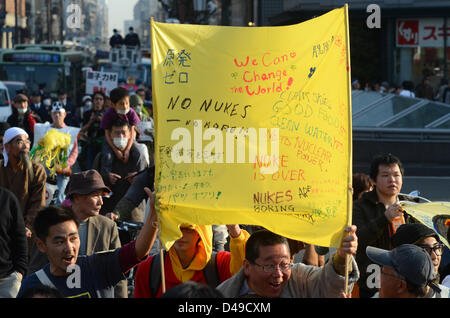 Kyoto, Japan. 9. März 2013. Demonstranten marschieren durch Kyoto gegen den Neustart der Atomkraftwerke des Landes. Der Protest kommt zwei Tage vor dem zweiten Jahrestag der Atomkatastrophe von Fukushima. Bildnachweis: Trevor Mogg / Alamy Live News Stockfoto