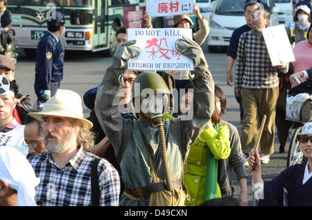 Kyoto, Japan. 9. März 2013. Demonstranten marschieren durch Kyoto gegen den Neustart der Atomkraftwerke des Landes. Der Protest kommt zwei Tage vor dem zweiten Jahrestag der Atomkatastrophe von Fukushima. Bildnachweis: Trevor Mogg / Alamy Live News Stockfoto