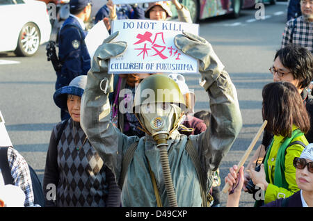 Kyoto, Japan. 9. März 2013. Demonstranten marschieren durch Kyoto gegen den Neustart der Atomkraftwerke des Landes. Der Protest kommt zwei Tage vor dem zweiten Jahrestag der Atomkatastrophe von Fukushima. Bildnachweis: Trevor Mogg / Alamy Live News Stockfoto