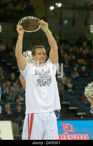 Glasgow, UK, 09. März 2013. Der Wertvollste Spieler der immer Ballin' BBL Herausforderung Schild Finale von Clark Eriksson Falkirk Fury Holding die Trophäe, nachdem Sie besiegten Stadt Edinburgh Könige im Emirates Arena Glasgow. Kredit Colin Edwards/Alamy leben Nachrichten Stockfoto