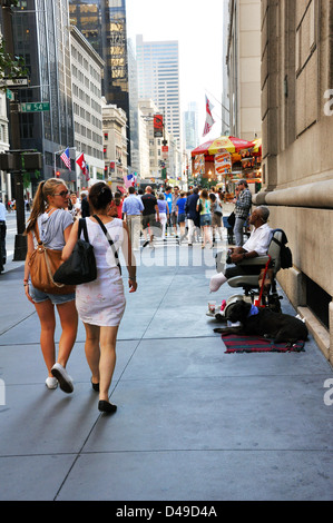 Behinderte Menschen, die Geld in New York gefordert Stockfoto