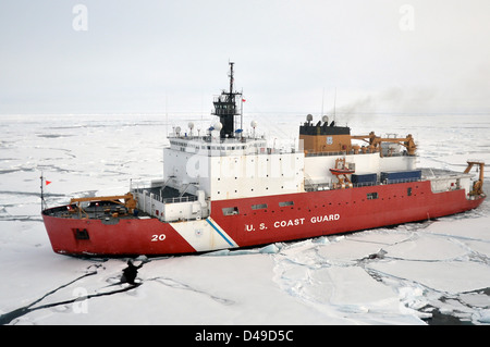 US Coast Guard Cutter Healy bricht Eis vor der kanadischen Küstenwache Schiff Louis S. St-Laurent 31. August 2009 in der Arktis. Die beiden Schiffe nehmen Teil an einer mehrjährigen, Multi-Agentur arktischen Umfrage, die hilft den nordamerikanischen Festlandsockel definieren. Stockfoto