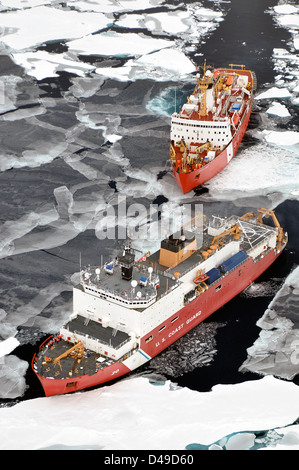 US Coast Guard Cutter Healy bricht Eis vor der kanadischen Küstenwache Schiff Louis S. St-Laurent 31. August 2009 in der Arktis. Die beiden Schiffe nehmen Teil an einer mehrjährigen, Multi-Agentur arktischen Umfrage, die hilft den nordamerikanischen Festlandsockel definieren. Stockfoto