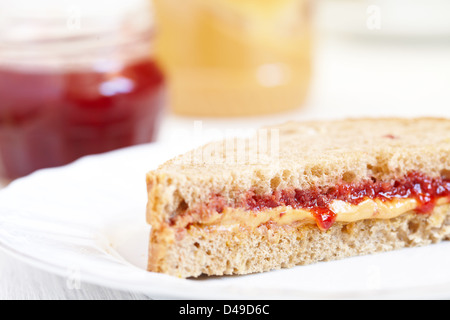 Erdnussbutter und Marmelade auf Mehrkornbrot Stockfoto