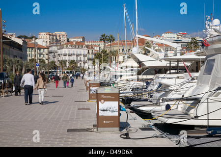 Luxus-Motoryachten im alten Hafen Hafen, Cannes, Frankreich Stockfoto