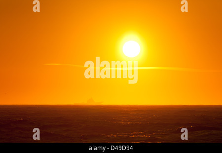 Flugzeugträger auf Meer und Sonne Stockfoto